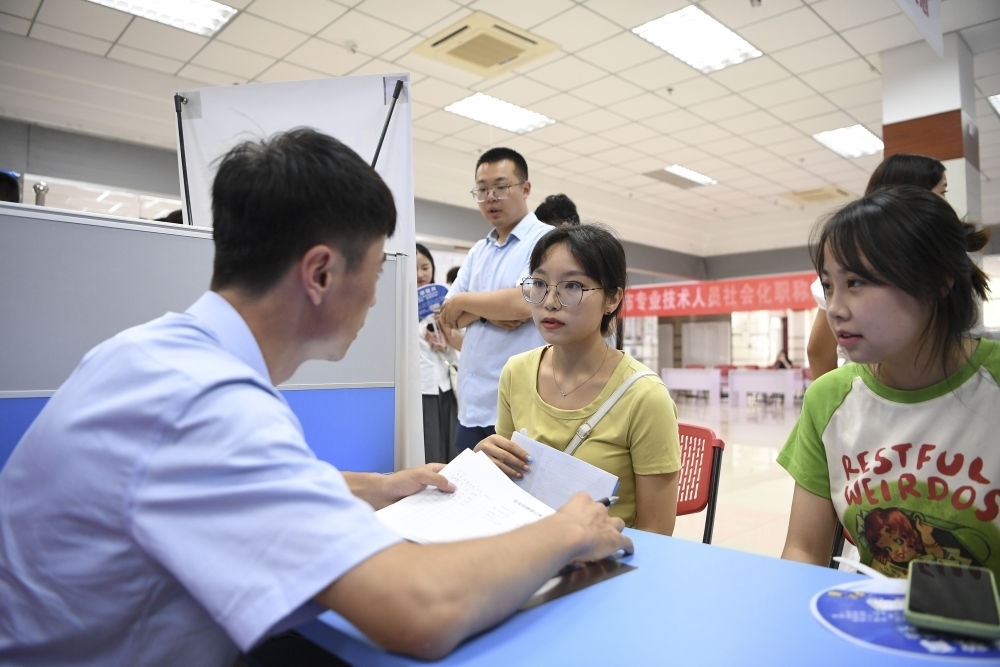 2023年7月29日，“揚就業(yè)之帆，啟夢想之旅”2023年寧夏（銀川）離校未就業(yè)高校畢業(yè)生招聘會在寧夏（銀川）人力資源服務產(chǎn)業(yè)園舉行。求職者（右）在招聘會現(xiàn)場與用人單位交流。新華社記者 馮開華 攝