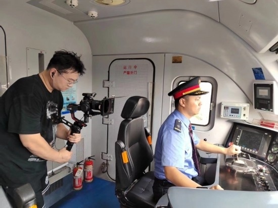 記者采訪中歐班列（成都）首發(fā)司機(jī)仲俊斕。成都機(jī)務(wù)段供圖