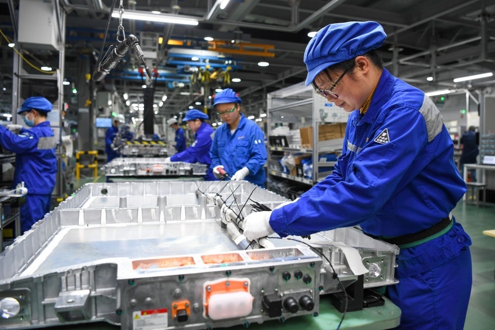 在位于江蘇常州溧陽的上汽時代動力電池系統(tǒng)有限公司，工人在車間進行電池生產(chǎn)（2023年2月16日攝）。常州市擁有鋰電池電芯及配套生產(chǎn)企業(yè)120余家，動力電池產(chǎn)業(yè)2022年實現(xiàn)產(chǎn)值超1700億元。新華社記者 李博 攝