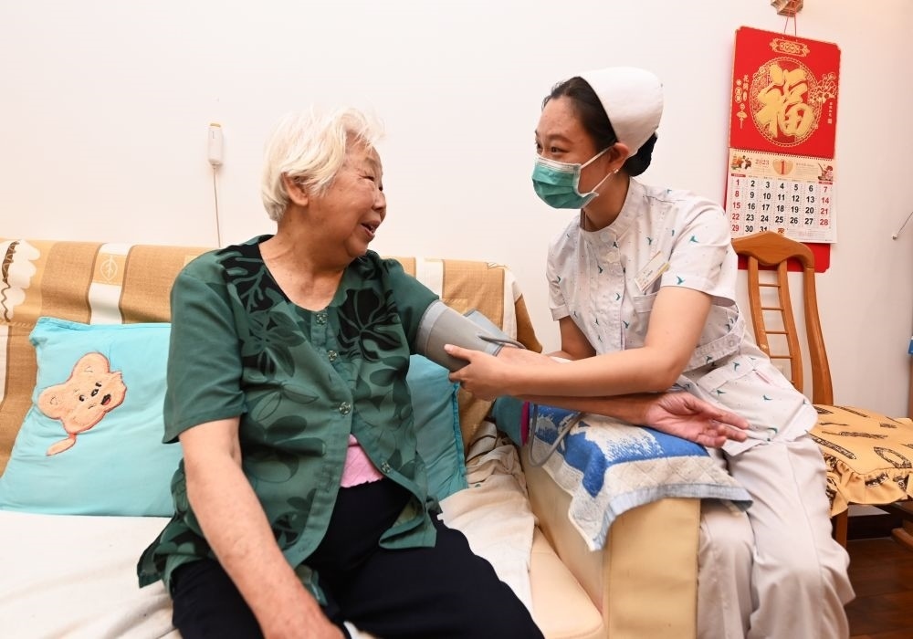 河北廊坊三河市燕達金色年華健康養(yǎng)護中心醫(yī)務人員為入住老人測量血壓（2023年7月20日攝）。新華社記者 朱旭東 攝