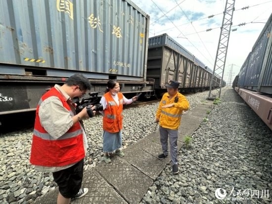 記者采訪中歐班列（成都）首發(fā)班列“專檢小組”組長劉偉。人民網(wǎng)記者 王波攝