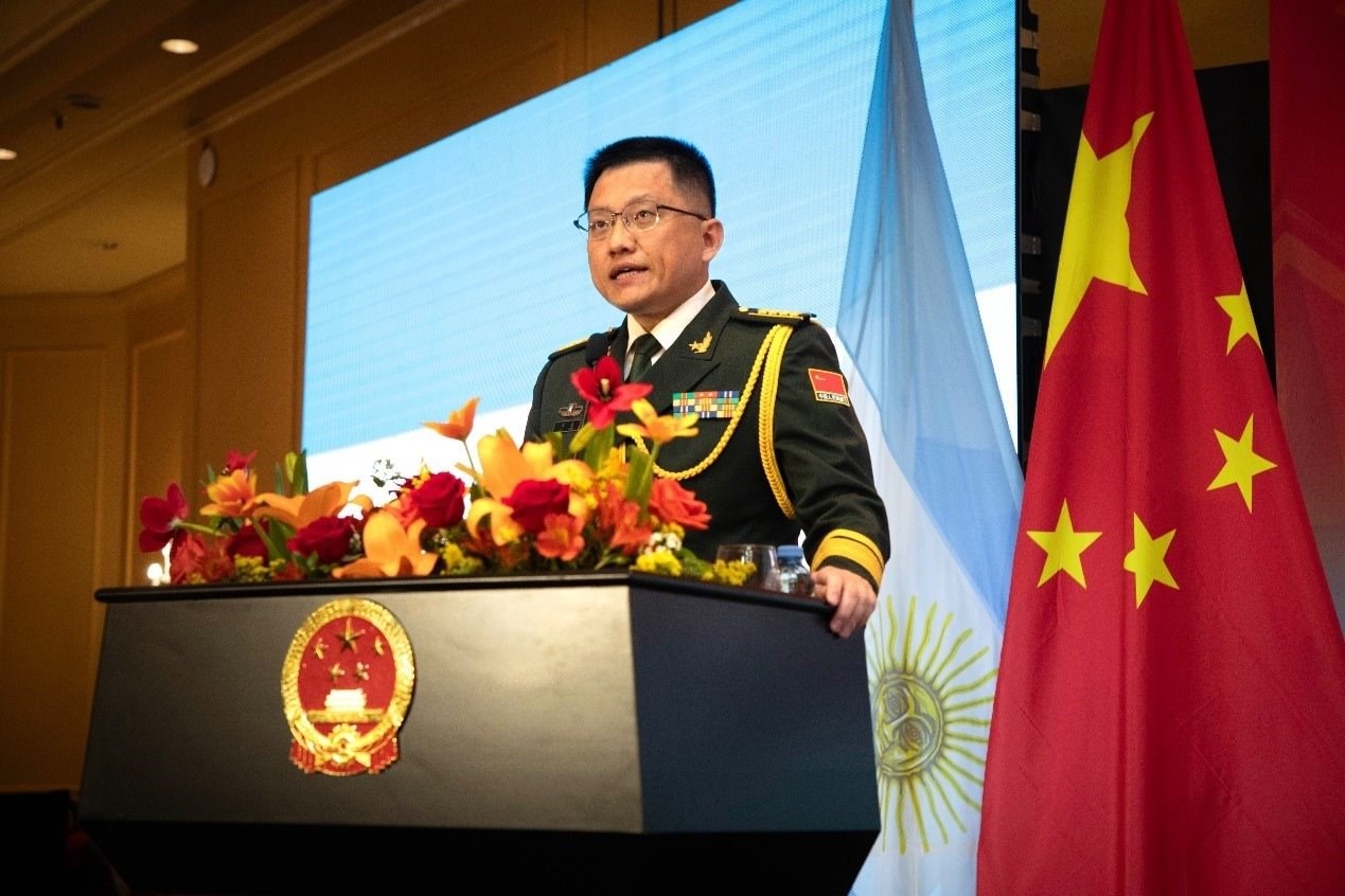 中國駐阿根廷大使館武官劉淼大校致辭。中國駐阿根廷大使館供圖