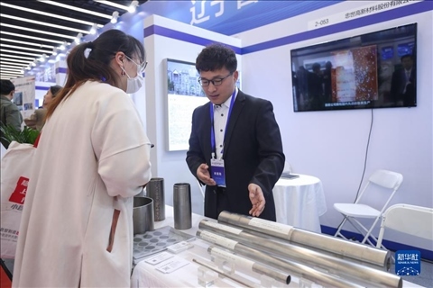 4月8日，參展商在2023中國(guó)中小企業(yè)發(fā)展大會(huì)“專精特新”中小企業(yè)展覽會(huì)上向觀眾介紹產(chǎn)品。新華社記者 龍雷 攝