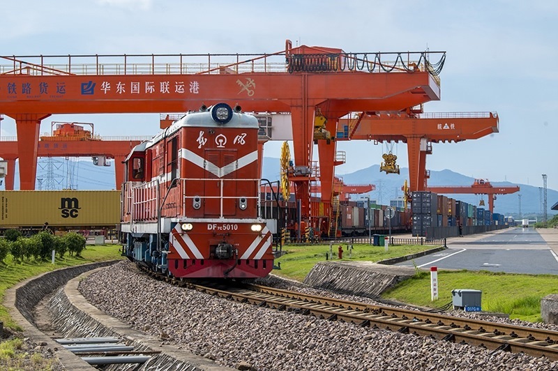 △2023年7月25日，在浙江省金華市華東國際聯(lián)運(yùn)港，一輛“義新歐”中歐班列裝載著110個(gè)標(biāo)箱日用百貨、家用電器、家裝材料等貨物，啟程駛向哈薩克斯坦。