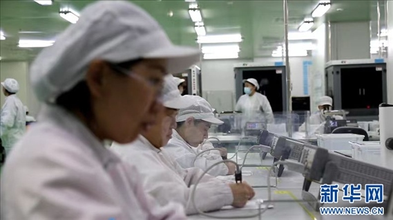 工人在大連達(dá)利凱普科技股份公司生產(chǎn)車間工作。新華網(wǎng)發(fā)