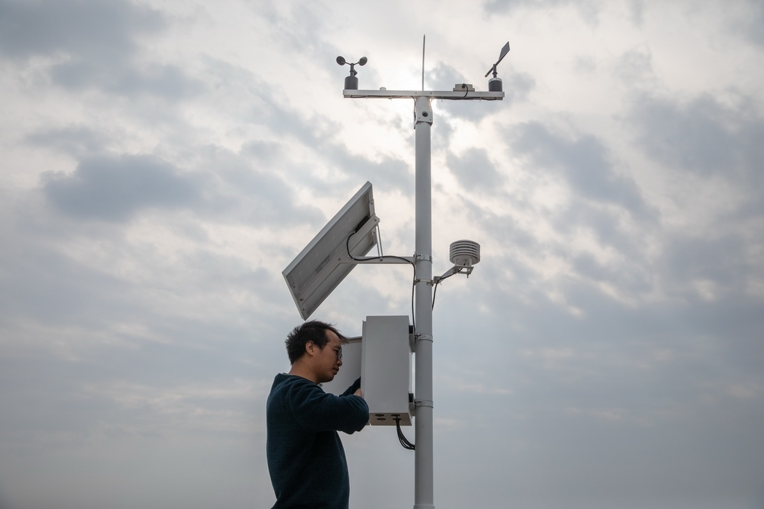 在北大荒集團(tuán)閆家崗農(nóng)場(chǎng)有限公司農(nóng)業(yè)現(xiàn)代化示范區(qū)，工作人員在調(diào)試氣象設(shè)備（4月27日攝）。新華社記者 張濤 攝