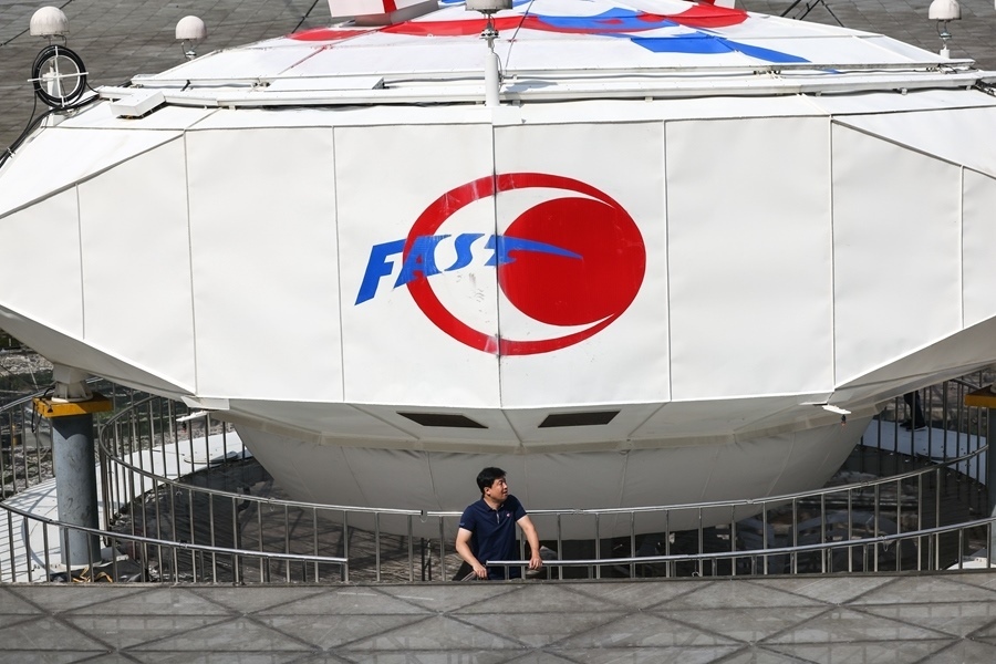 2022年8月25日，F(xiàn)AST運(yùn)行和發(fā)展中心常務(wù)副主任、總工程師姜鵬在饋源艙前（維護(hù)保養(yǎng)期間拍攝）。新華社記者 歐東衢 攝