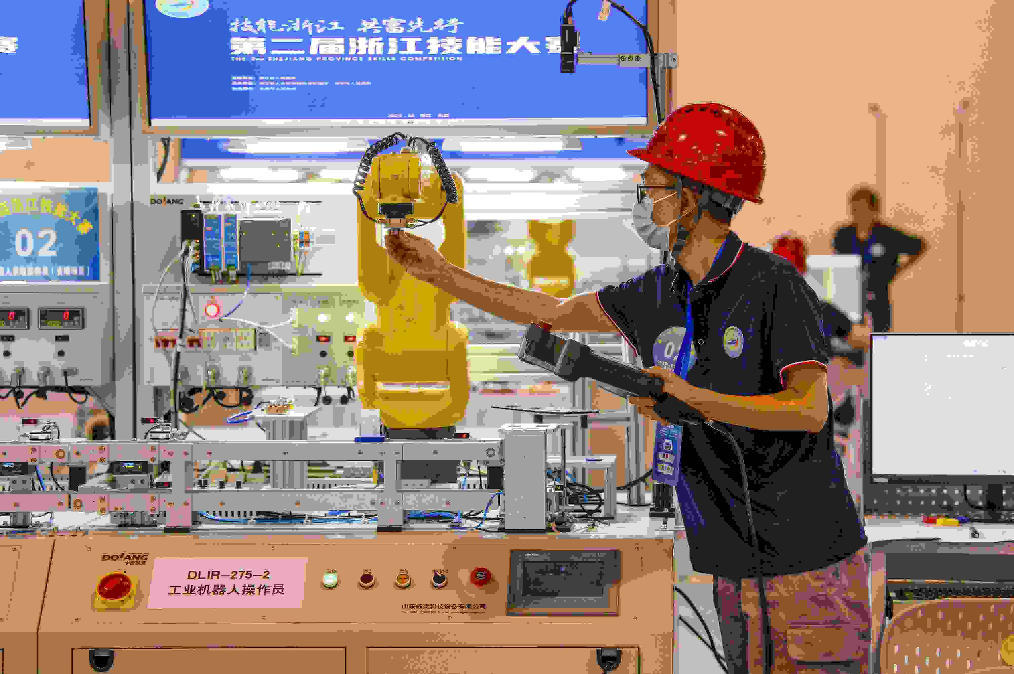 2023年6月19日，第二屆浙江技能大賽在永康市國際會展中心舉行。參賽選手在進行工業(yè)機器人系統(tǒng)操作員項目比賽。