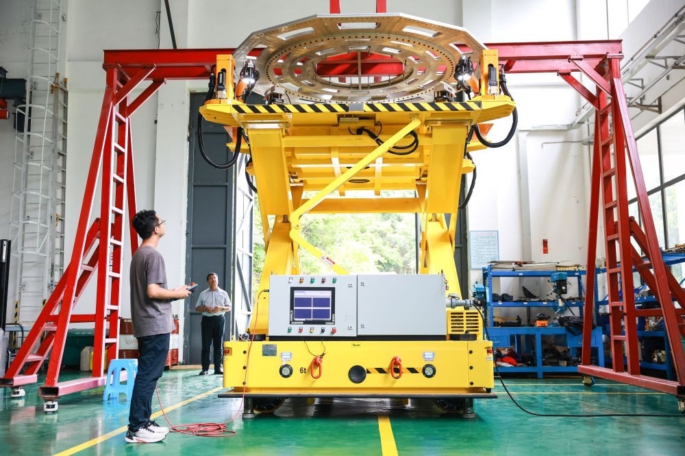 7月26日，工作人員在調(diào)試饋源接收機(jī)拆裝機(jī)器人。新華社記者 歐東衢 攝