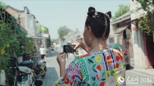 柳芭在胡同里采風(fēng)。人民網(wǎng) 張若涵攝