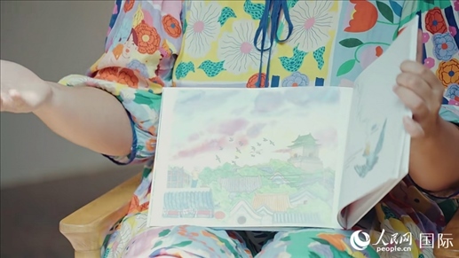 柳芭向人民網(wǎng)記者展示自己的作品。人民網(wǎng) 張若涵攝