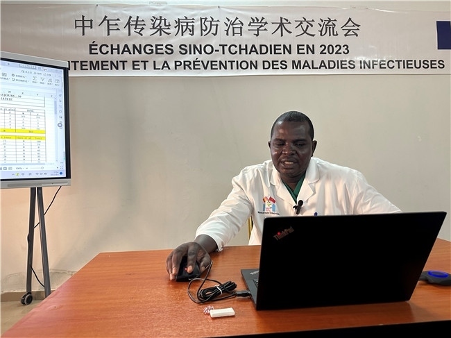 圖為中乍友誼醫(yī)院兒科護士長穆罕默德·阿米勒·阿里授課。中國援乍得醫(yī)療隊供圖