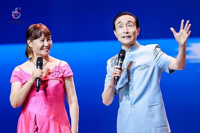 小品表演藝術(shù)家鞏漢林、金珠在演出現(xiàn)場。主辦方供圖