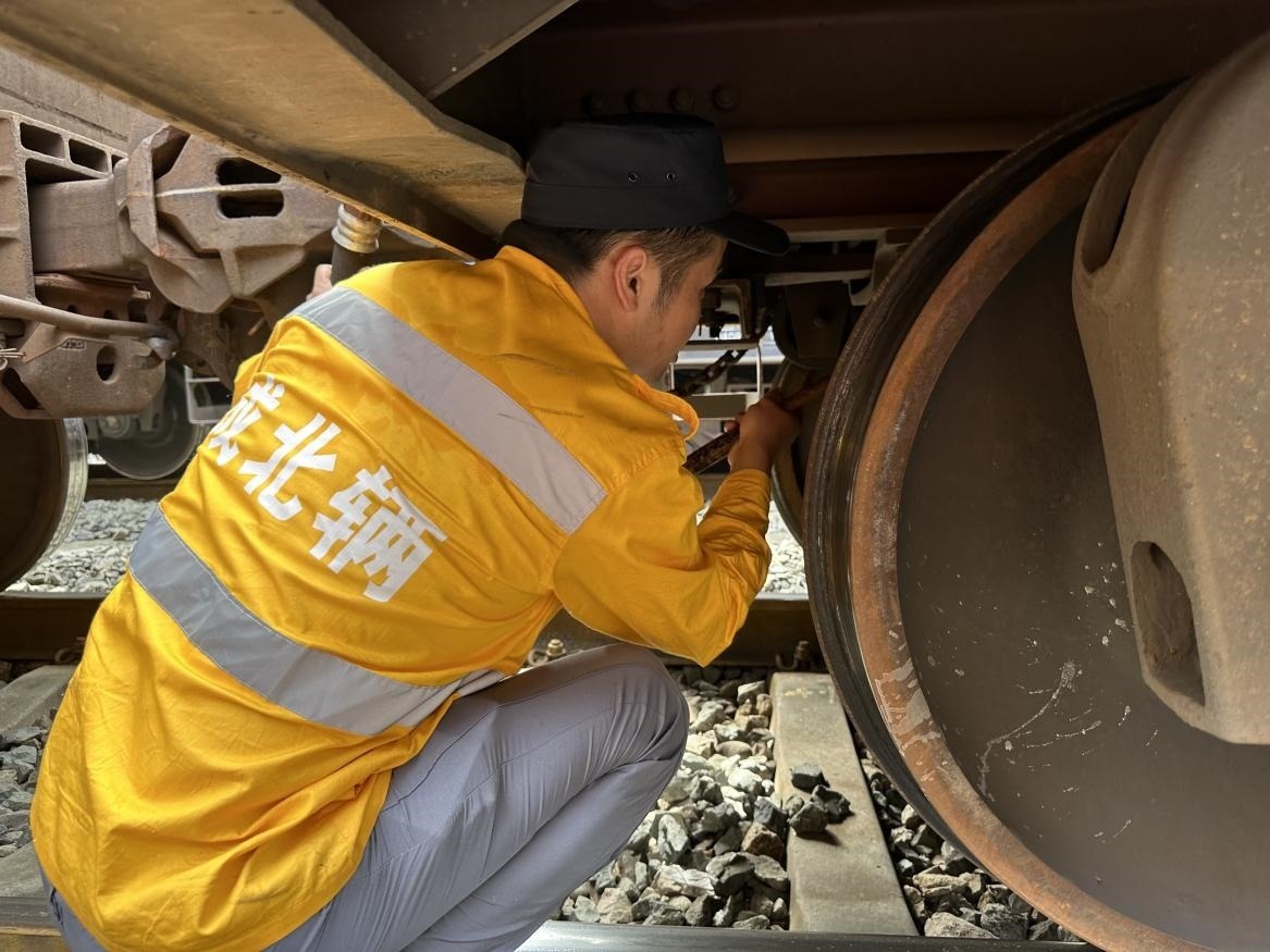 劉偉在進行列車檢查工作。人民網(wǎng) 王紹紹攝