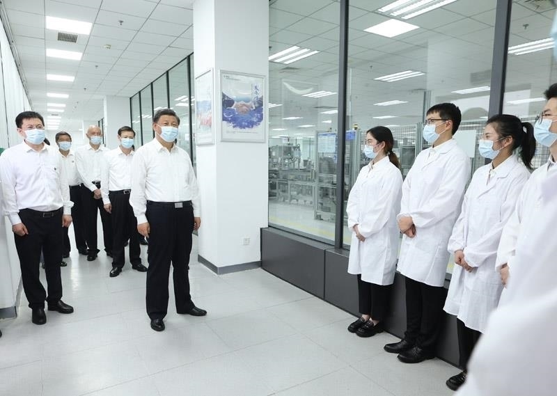 2023年7月6日，習(xí)近平總書記在江蘇南京市考察南瑞集團(tuán)有限公司，同年輕研發(fā)人員親切交流。