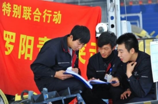 在工作中的“羅陽(yáng)青年突擊隊(duì)”隊(duì)員。航空工業(yè)沈飛供圖