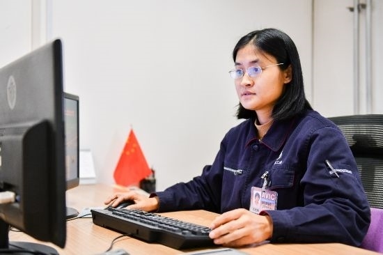 工作中的劉艷梅。航空工業(yè)沈飛供圖