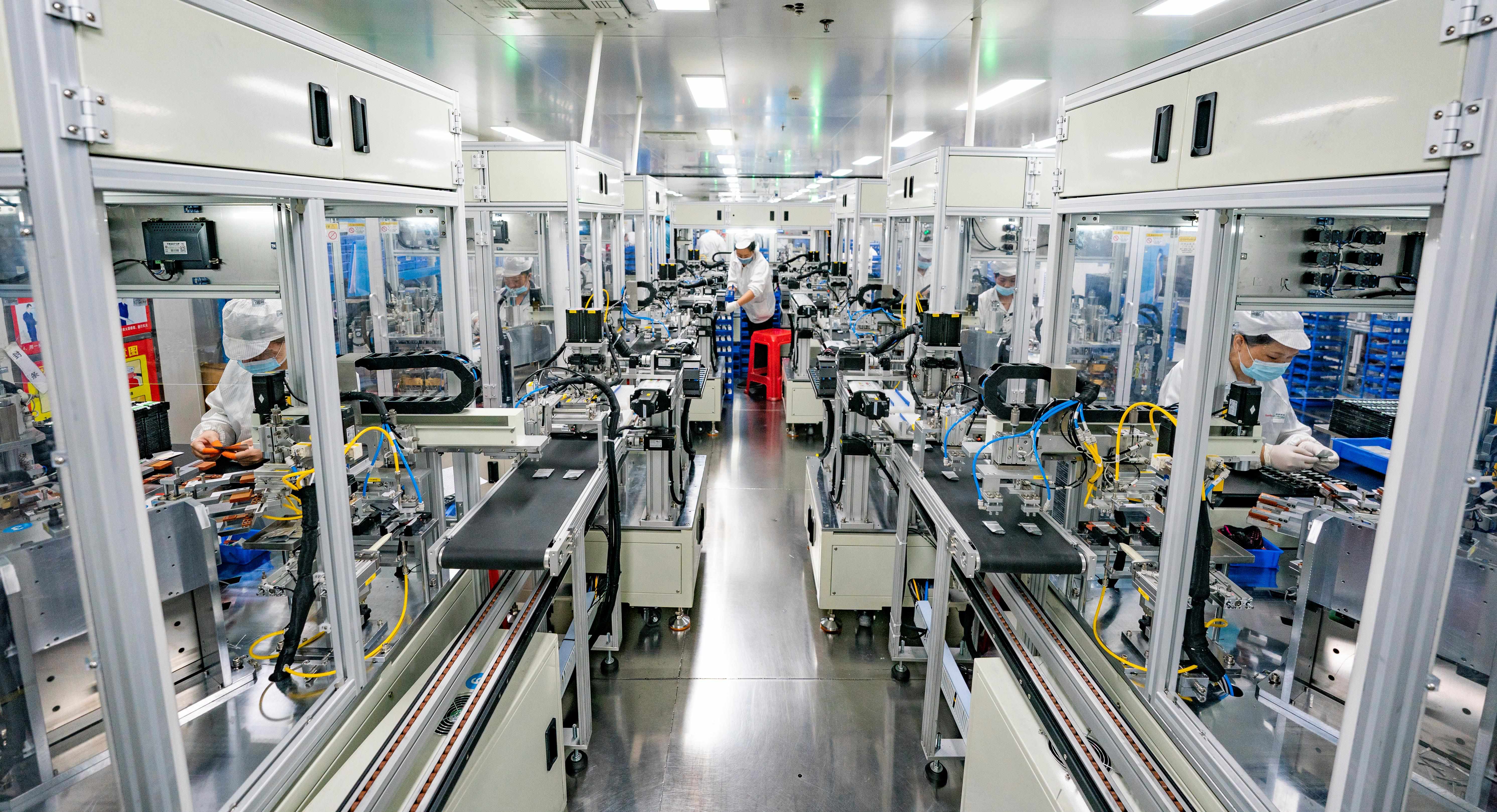 2023年5月17日，江西新余一家電子公司生產(chǎn)車間內(nèi)，技術(shù)工人在鋰電池生產(chǎn)線忙于趕制訂單產(chǎn)品。