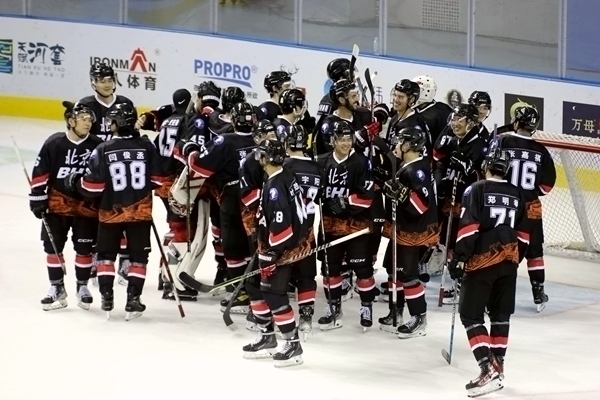 北京隊(duì)?wèi)c祝奪冠。人民網(wǎng)記者 胡雪蓉?cái)z