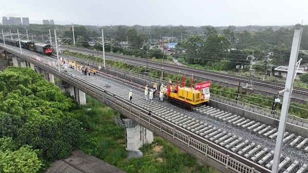 防東鐵路鋪軌現(xiàn)場(chǎng)航拍。
