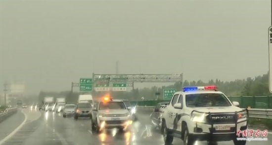8月2日，京港澳高速，高速交警涿州大隊(duì)警車帶道引導(dǎo)救援物資車隊(duì)進(jìn)入涿州災(zāi)區(qū)。