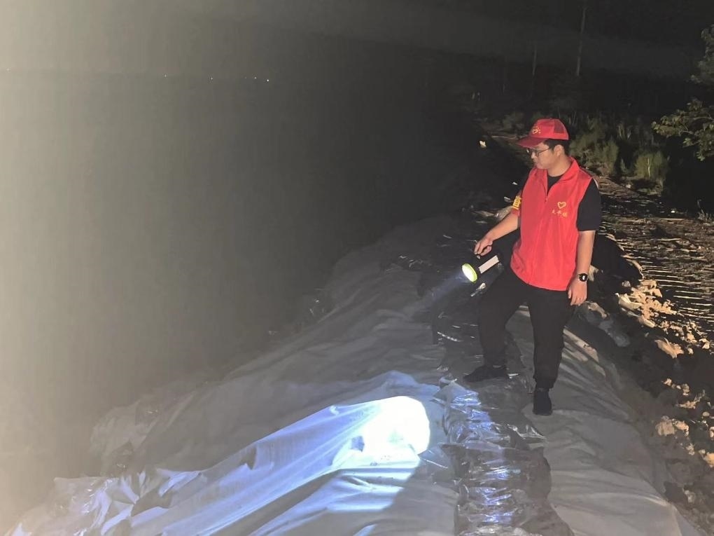 太平鎮(zhèn)干部晚上巡查南小埝。（采訪對象供圖）