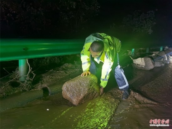 7月31日，張涿高速，高速交警涿鹿大隊(duì)民警清理山體滑坡路面落石。