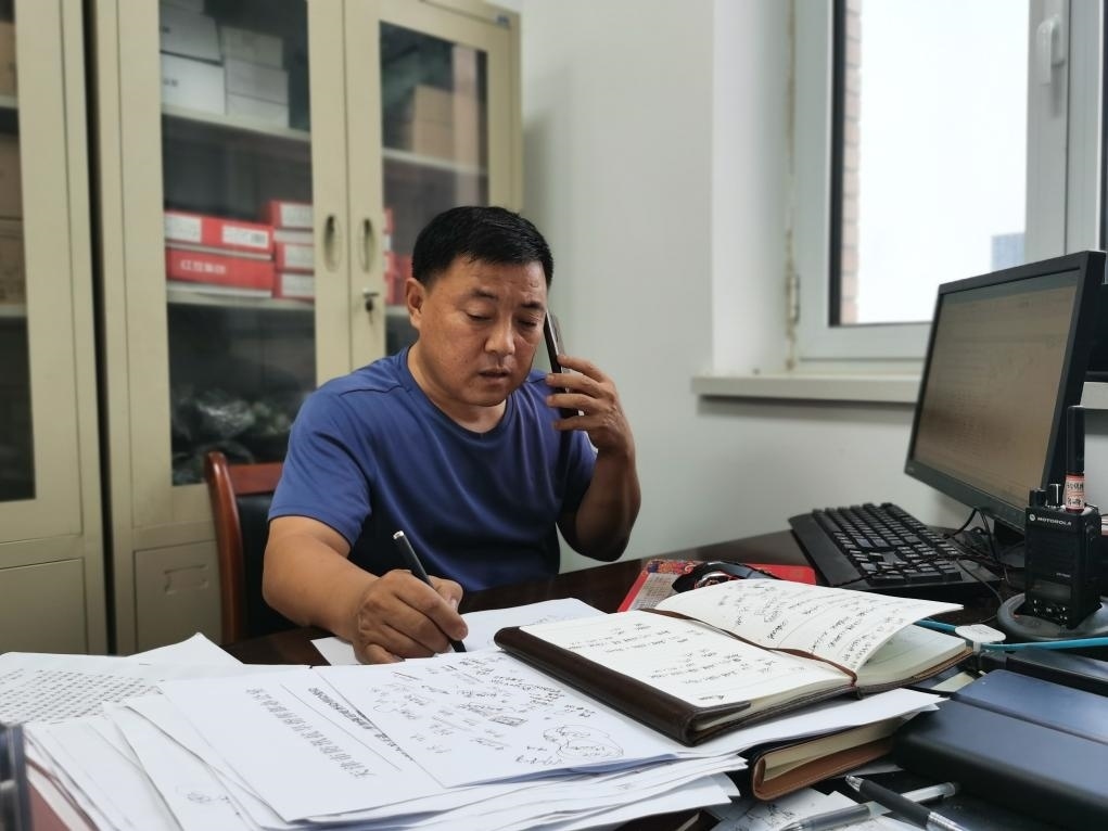 曾田榮正在辦公室內(nèi)工作。新華社記者 孫凡越 攝
