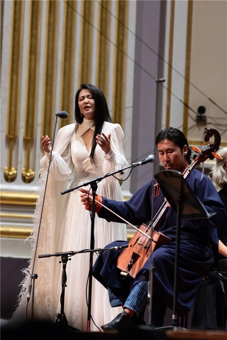 圖片說明： 8月5日，2023愛丁堡國際藝術(shù)節(jié)開幕式音樂會(huì)《慈悲頌》的演出現(xiàn)場。藝術(shù)節(jié)組委會(huì)供圖