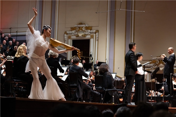 圖8月5日，2023愛丁堡國際藝術(shù)節(jié)開幕式音樂會(huì)《慈悲頌》的演出現(xiàn)場。藝術(shù)節(jié)組委會(huì)供圖