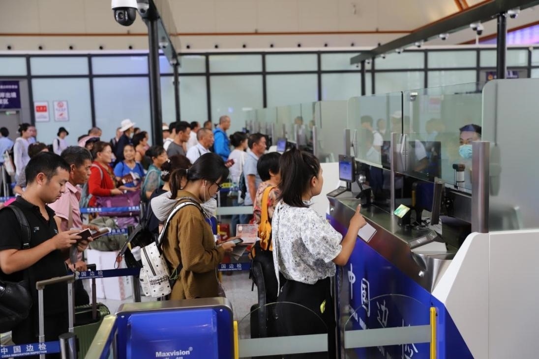 出境旅客在辦理通關手續(xù)。人民網(wǎng)記者 李發(fā)興攝