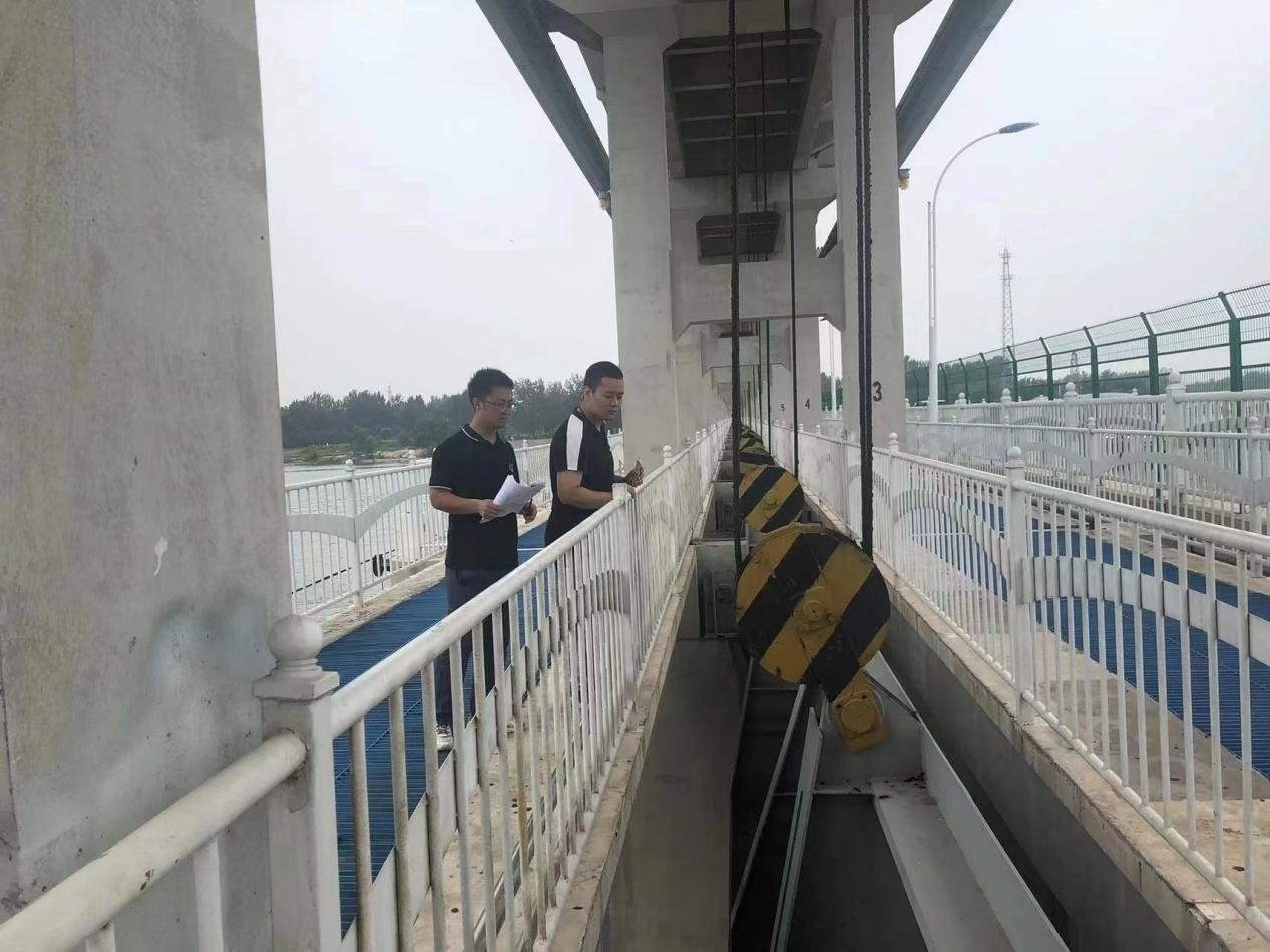 海委海河下游管理局獨(dú)流減河進(jìn)洪閘管理處工作人員檢查水閘閘門啟閉機(jī)。受訪者供圖