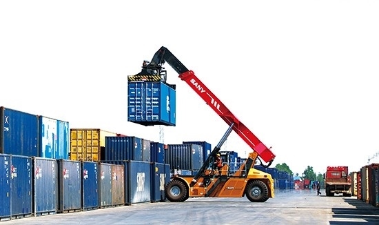 石家莊國際陸港內(nèi)整裝待發(fā)的集裝箱。 石家莊國際陸港供圖