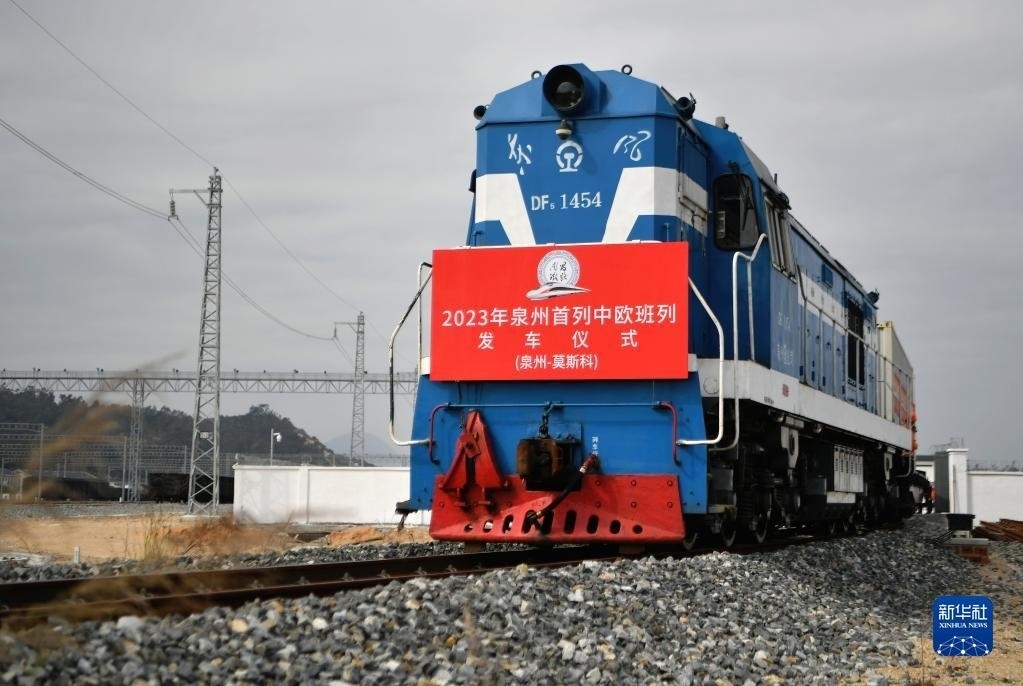 2月3日，中歐班列駛出興泉鐵路黃塘站。當(dāng)日，滿載著55個集裝箱的中歐班列，從位于福建泉州惠安縣的興泉鐵路黃塘站駛出。這是泉州今年開出的首趟中歐班列，也是興泉鐵路開通后的首趟泉州中歐班列。據(jù)了解，此次班列裝載產(chǎn)品主要來自泉州進出口企業(yè)，貨重601.4噸，貨值約262.5萬美元。新華社記者 魏培全 攝