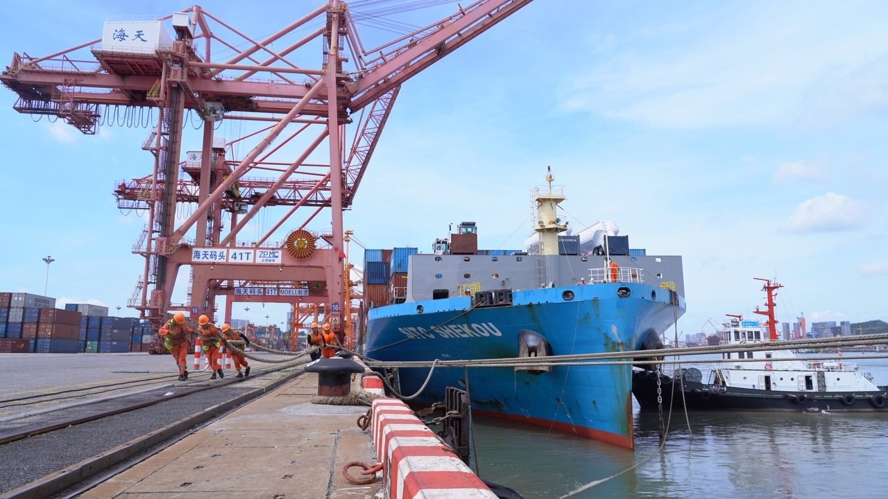 7月22日上午，“絲路海運”電商快線“海豐蛇口”輪?？繌B門海天碼頭12號泊位裝卸集裝箱貨物。人民網(wǎng)記者 蘭志飛攝