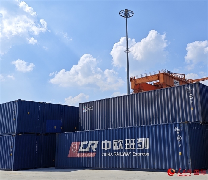 8月3日，中歐班列（中豫號）集裝箱在鄭州車站海關(guān)等候查驗(yàn)。人民網(wǎng) 崔譯戈攝