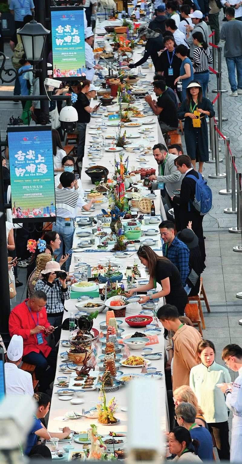 市民和游客在寧波舉辦的第三屆中國—中東歐國家博覽會暨國際消費品博覽會上品嘗融合中國和中東歐美食的長桌宴（2023年5月15日攝）。黃宗治攝/本刊