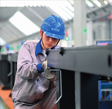 工人在海天國際控股有限公司海天大港生產(chǎn)基地作業(yè)（2023年2月1日攝）。黃宗治攝/本刊