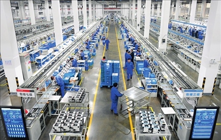 在位于浙江省臺州市的杰克科技股份有限公司，工作人員在裝配車間裝配縫紉機（2023年3月23日攝）。翁忻旸攝/本刊