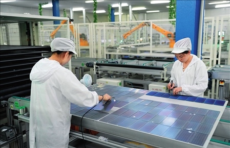 在浙江省臺州市黃巖區(qū)省級專精特新“小巨人”企業(yè)浙江公元新能源科技股份有限公司，工作人員生產(chǎn)太陽能電池組（2023年8月9日攝）。翁忻旸攝/本刊