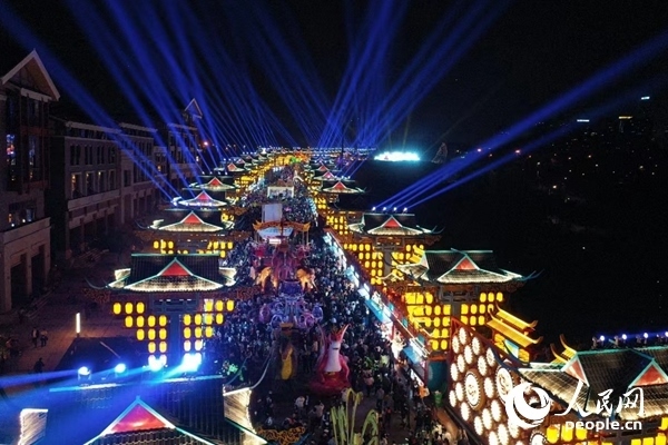 廣西南寧市良慶區(qū)的“南寧之夜”街區(qū)燈火璀璨。人民網(wǎng) 王勇攝
