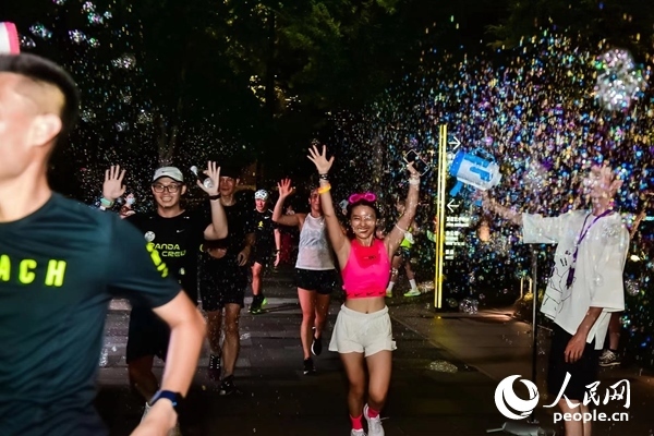 運動愛好者參加上海外灘楓徑NIKE熒光跑。圖片由BFC外灘金融中心提供