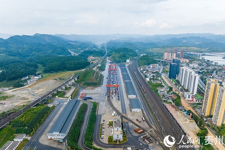 航拍貴陽國際陸港。人民網(wǎng)記者 涂敏攝