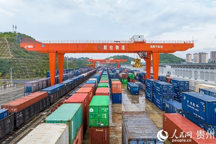 裝滿貨物的集裝箱整齊排列在貴陽國際陸港。人民網(wǎng)記者 涂敏攝