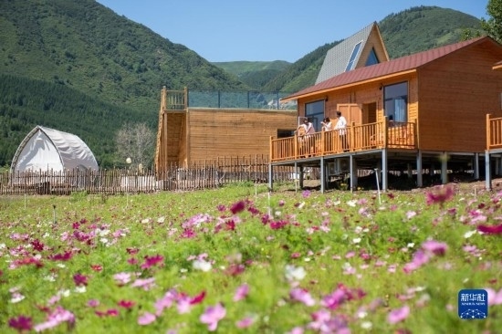 8月12日，游客在寧夏固原市涇源縣大灣鄉(xiāng)楊嶺村的民宿聊天。新華社記者 李旭倫 攝