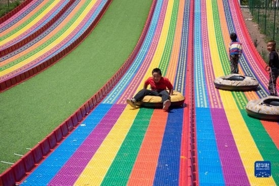 8月12日，小朋友在寧夏固原市涇源縣大灣鄉(xiāng)楊嶺村玩耍。新華社記者 李旭倫 攝