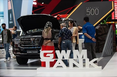 印尼消費(fèi)者參觀長(zhǎng)城汽車的展臺(tái)。趙猛 攝