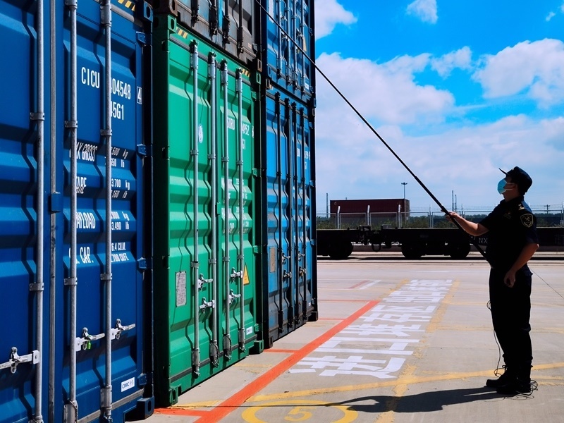 關(guān)員利用工業(yè)內(nèi)窺鏡檢查箱號(hào)、鎖號(hào)、封志情況。人民網(wǎng)記者 栗翹楚攝