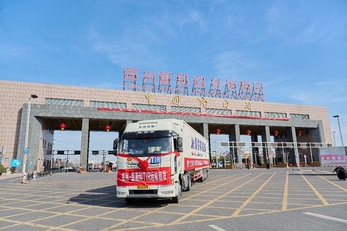 2023年2月20日，鄭州—莫斯科TIR運(yùn)輸首發(fā)車輛駛出鄭州新鄭綜合保稅區(qū)。新鄭海關(guān)供圖