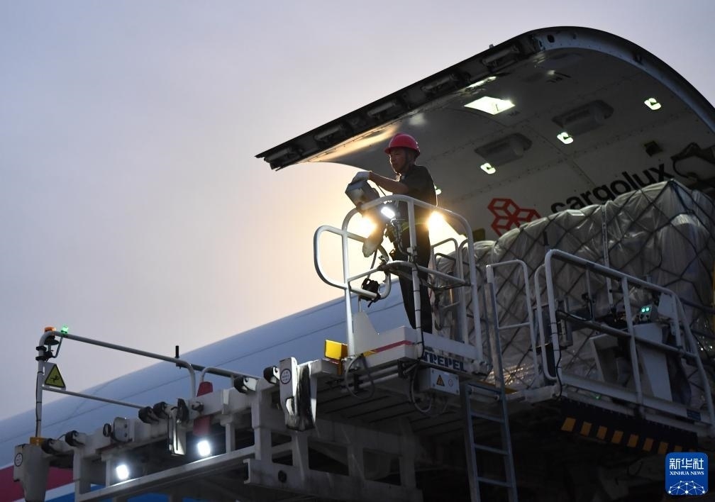 8月1日，工作人員在中國鄭州新鄭國際機場為一架盧森堡貨航貨機裝貨。新華社記者 李嘉南 攝